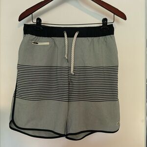 Vuori Banks Shorts - Medium